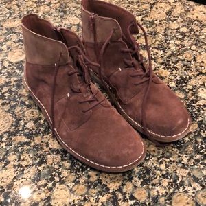 Clark’s size 11 brown flat suede boots zippered